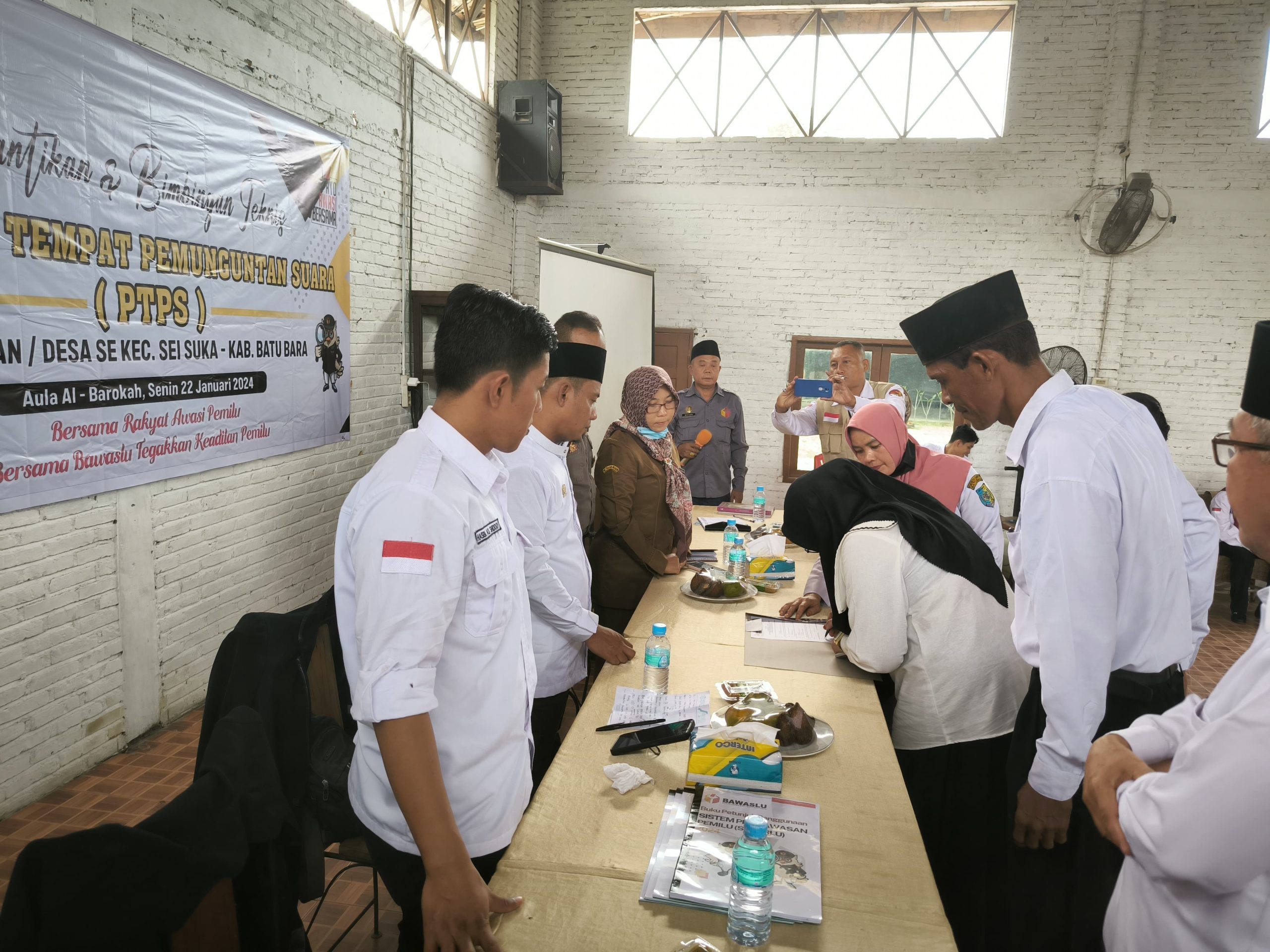 Panwaslu Kecamatan Sei Suka Melantik 119 Orang Sebagai Anggota PTPS di Masing-masing Desa