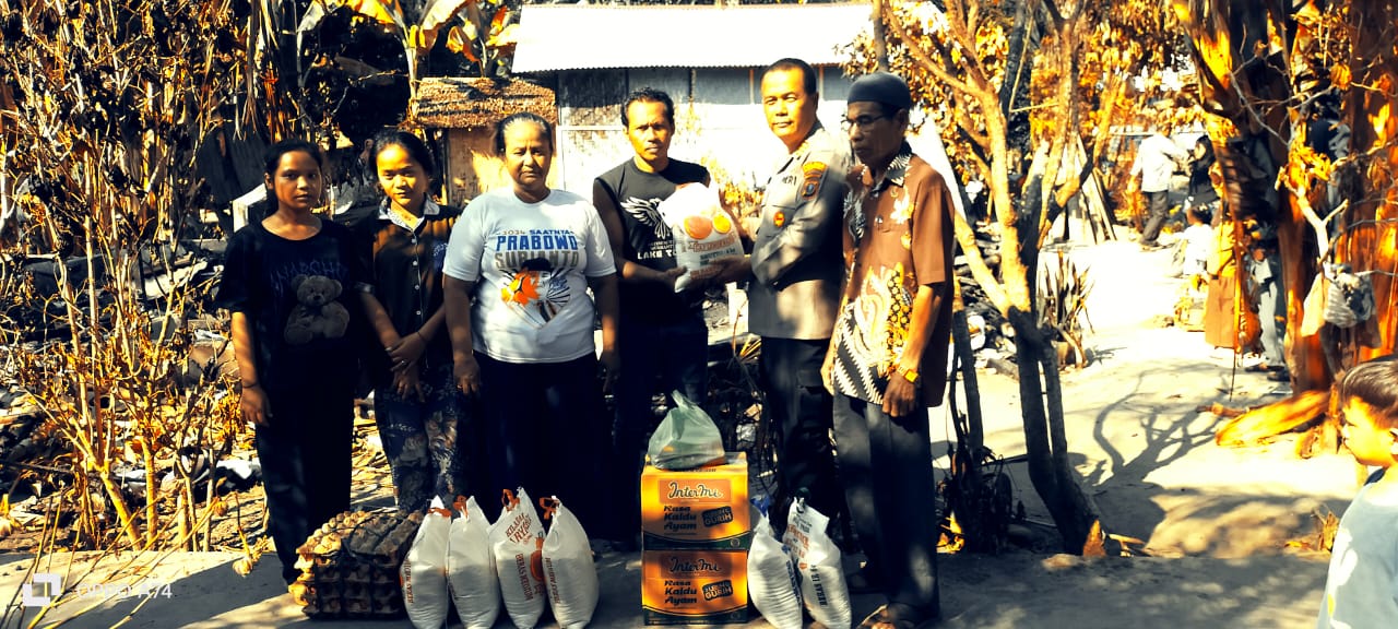 Kapolsek Teluk Mengkudu Berikan Bantuan Sembako kepada Korban Kebakaran