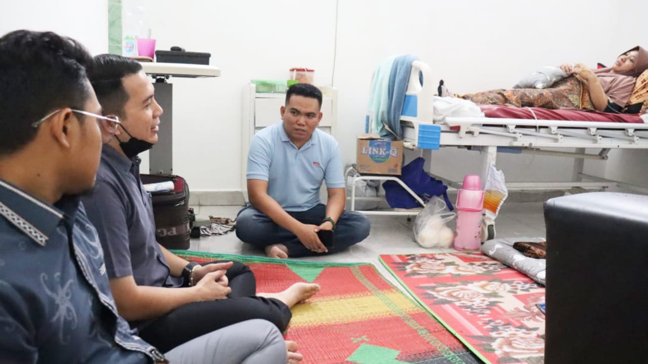 Anggota DPRD Sergai Besuk Pasangan Sumi Istri di RSU Sawit Indah Perbaungan