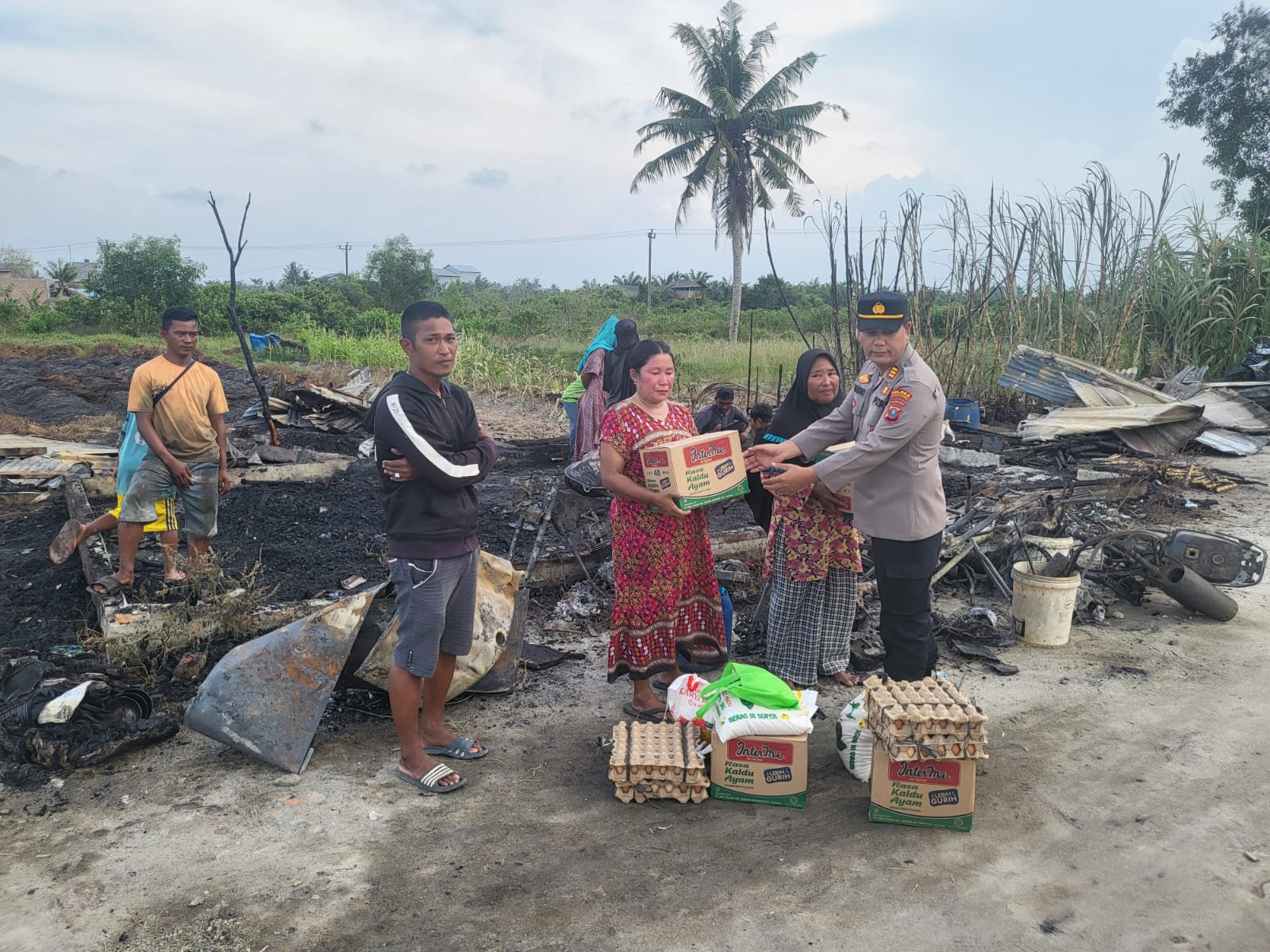 Kapolsek Teluk Mengkudu Berikan Bantuan Sembako Kepada Korban Kebakaran