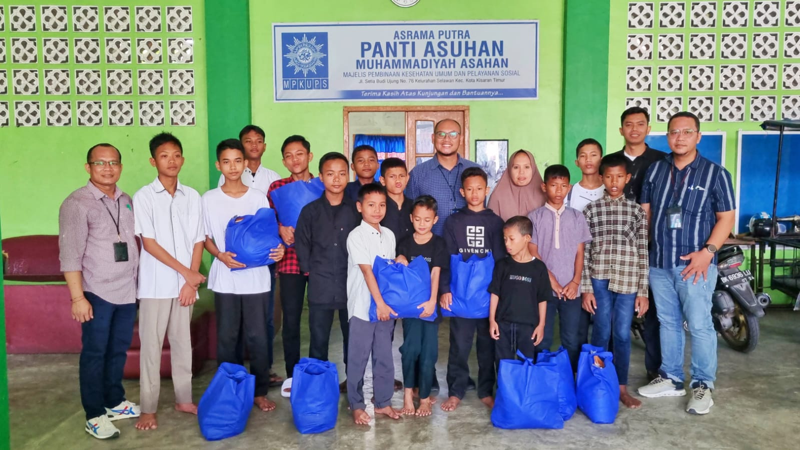 BRI Kisaran Salurkan Bingkisan Lebaran ke Panti Asuhan Muhammadiyah Asahan