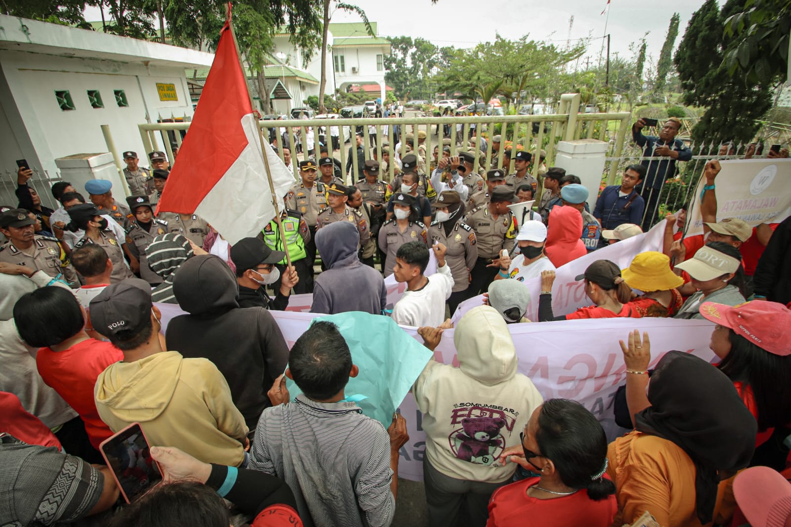 Polres Sergai Amankan Unjuk Rasa di DPRD dan Pengadilan Negeri