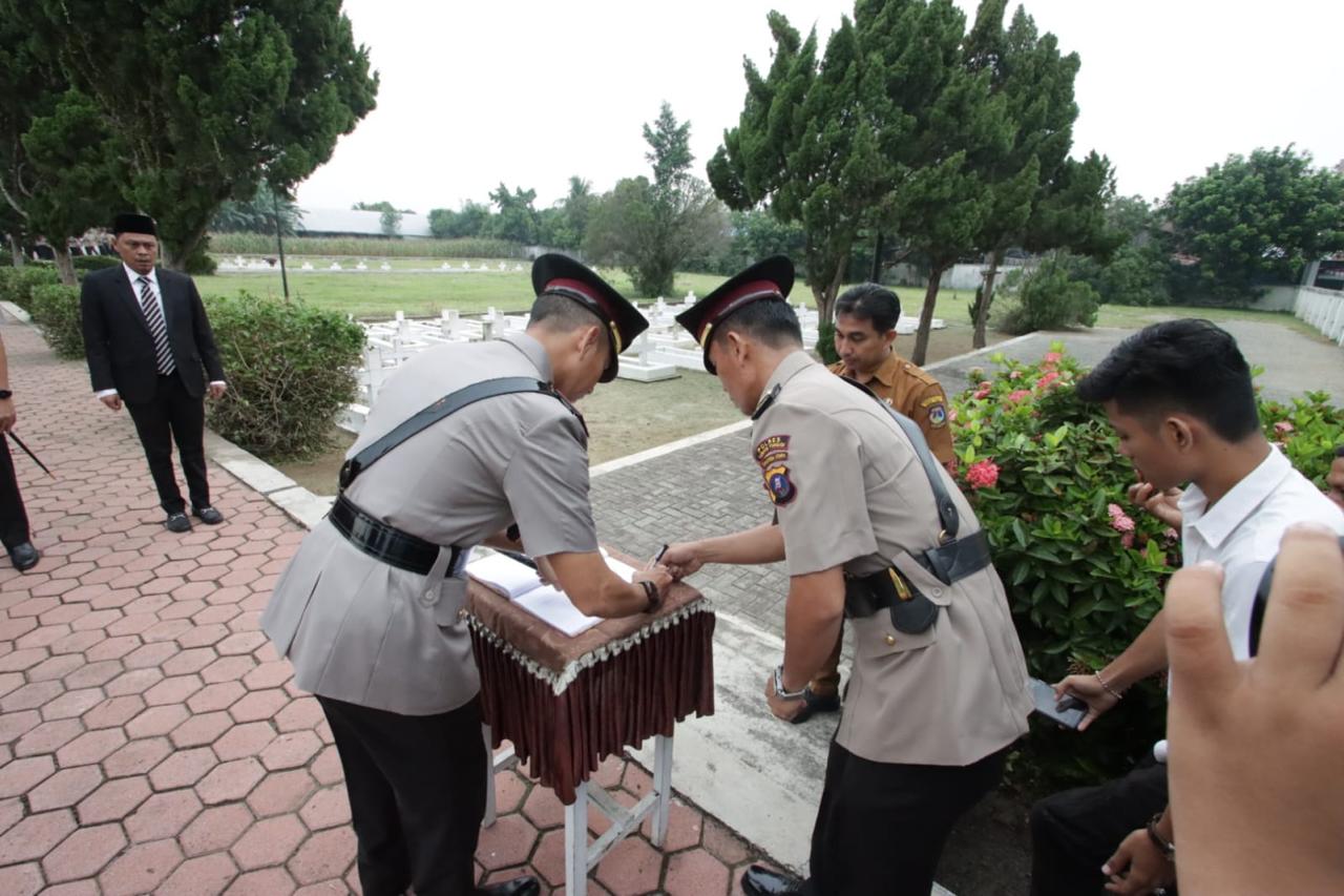 Kapolres Sergai Beserta Jajaran Ziarah dan Tabur Bunga di Taman Makam Bahagia Kota Tebing Tinggi