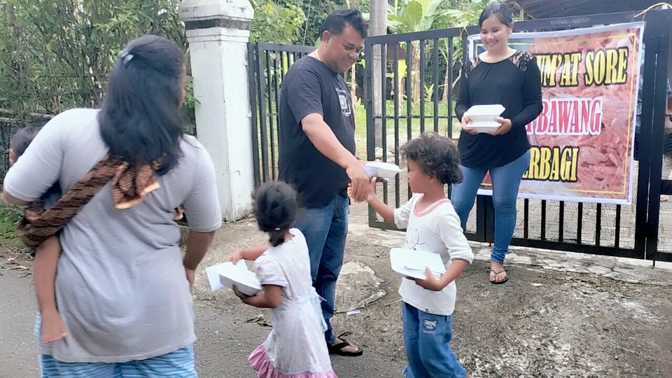 Berbagi Rezeki, Aiptu Senang Sembiring Bersama Isteri Bagikan Makanan dan Takjil Kepada Warga