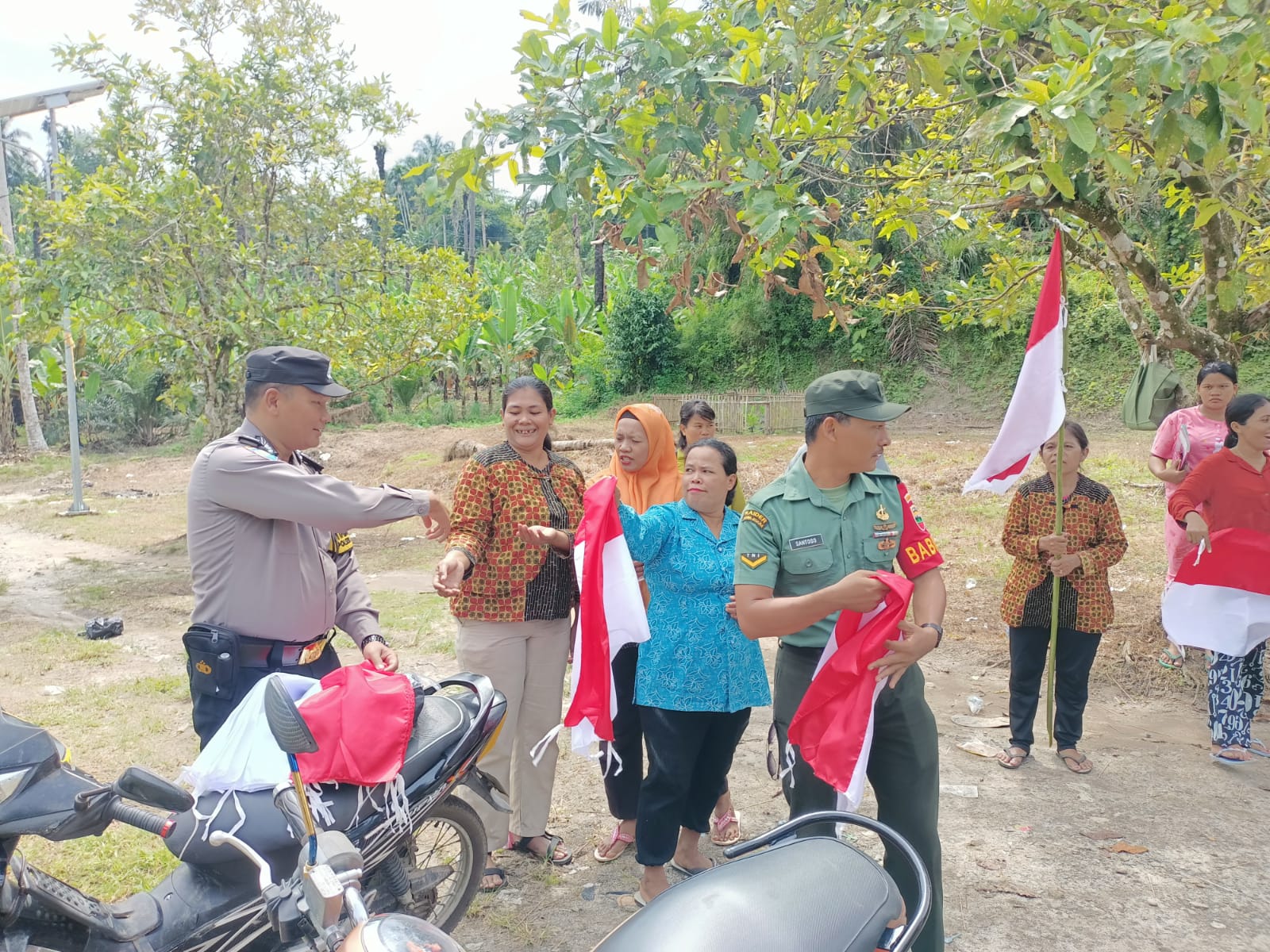 Semarakkan HUT RI Ke 79, Bhabinkamtibmas jajaran Polresta Deli Serdang Bagikan Bendera Merah Putih Kepada Warga Desa Binaannya