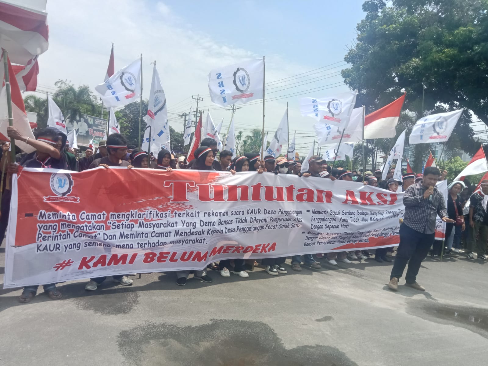 Ratusan Masyarakat Demo di Kantor Bupati Sergai Minta tindak tegas Kades Penggalangan