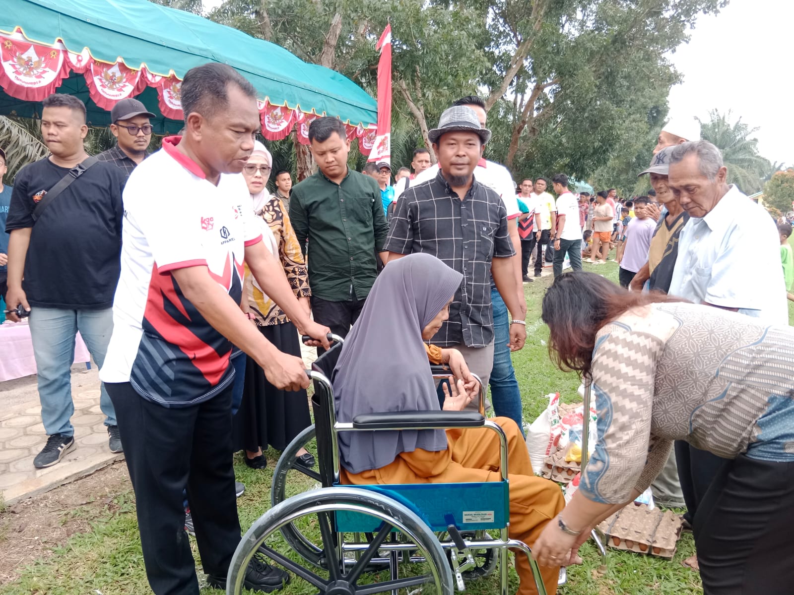 H. Darma Wijaya Serahkan Bantuan Sosial di Pembukaan Turnamen Forkopimda Sergai U-23