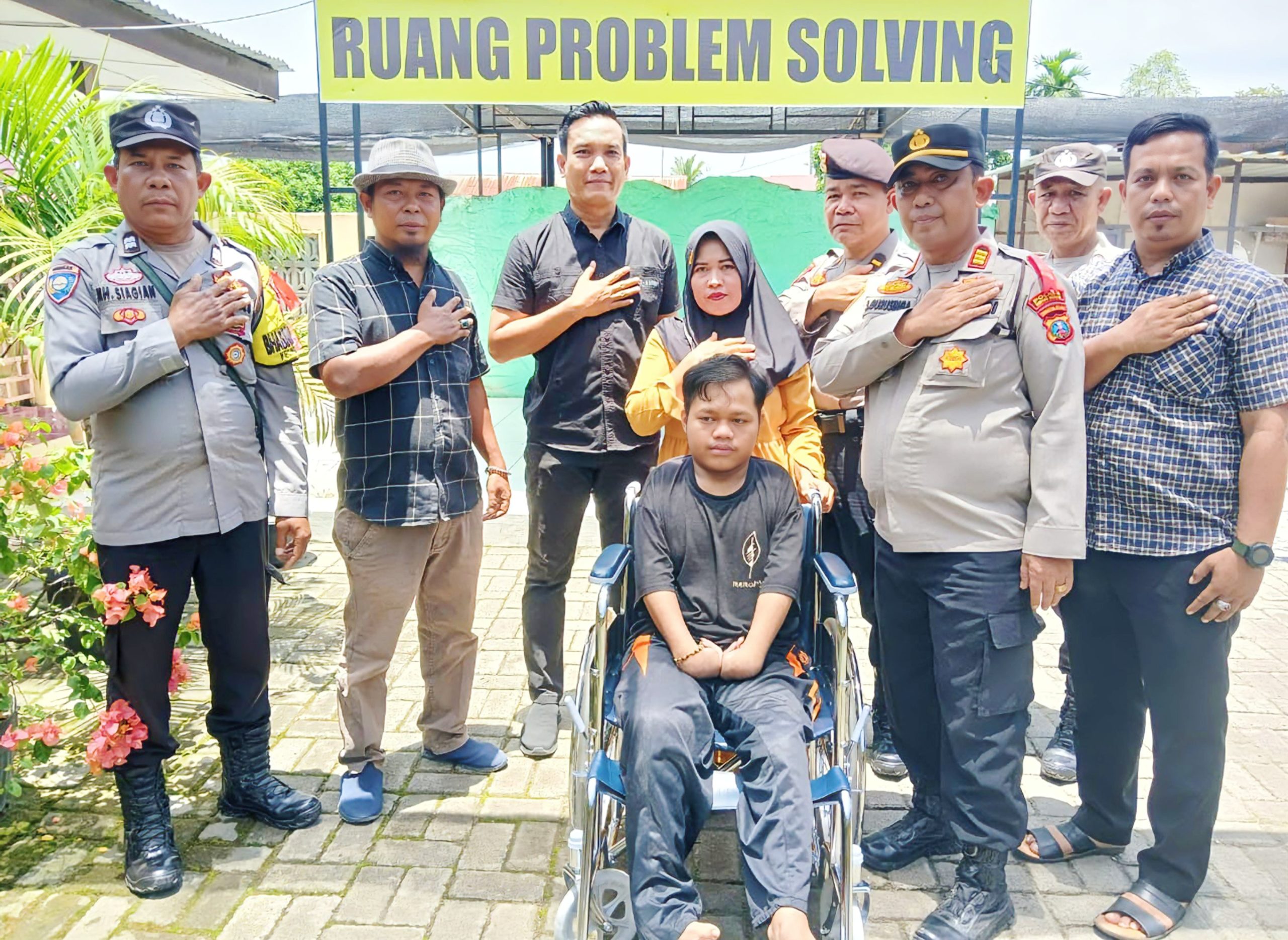 Kapolres Sergai Melalui Kapolsek Perbaungan Berikan Kursi Roda kepada Remaja Yatim Penyandang Disabilitas