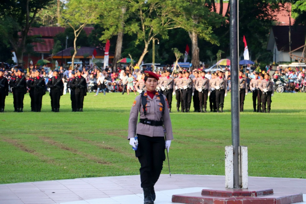 Iptu Made Intan Isaka Sri Maharani Pol wan Cantik Jadi Komandan Upacara Penurunan Bendera HUT RI ke-79 Kabupaten Langkat