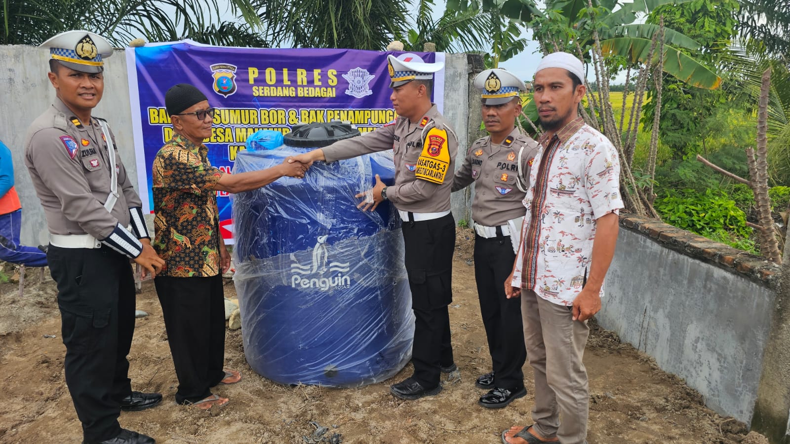 Kapolres Sergai Berikan Bantuan Sumur Bor dan Tandon di Masjid Nurul Iman Desa Makmur