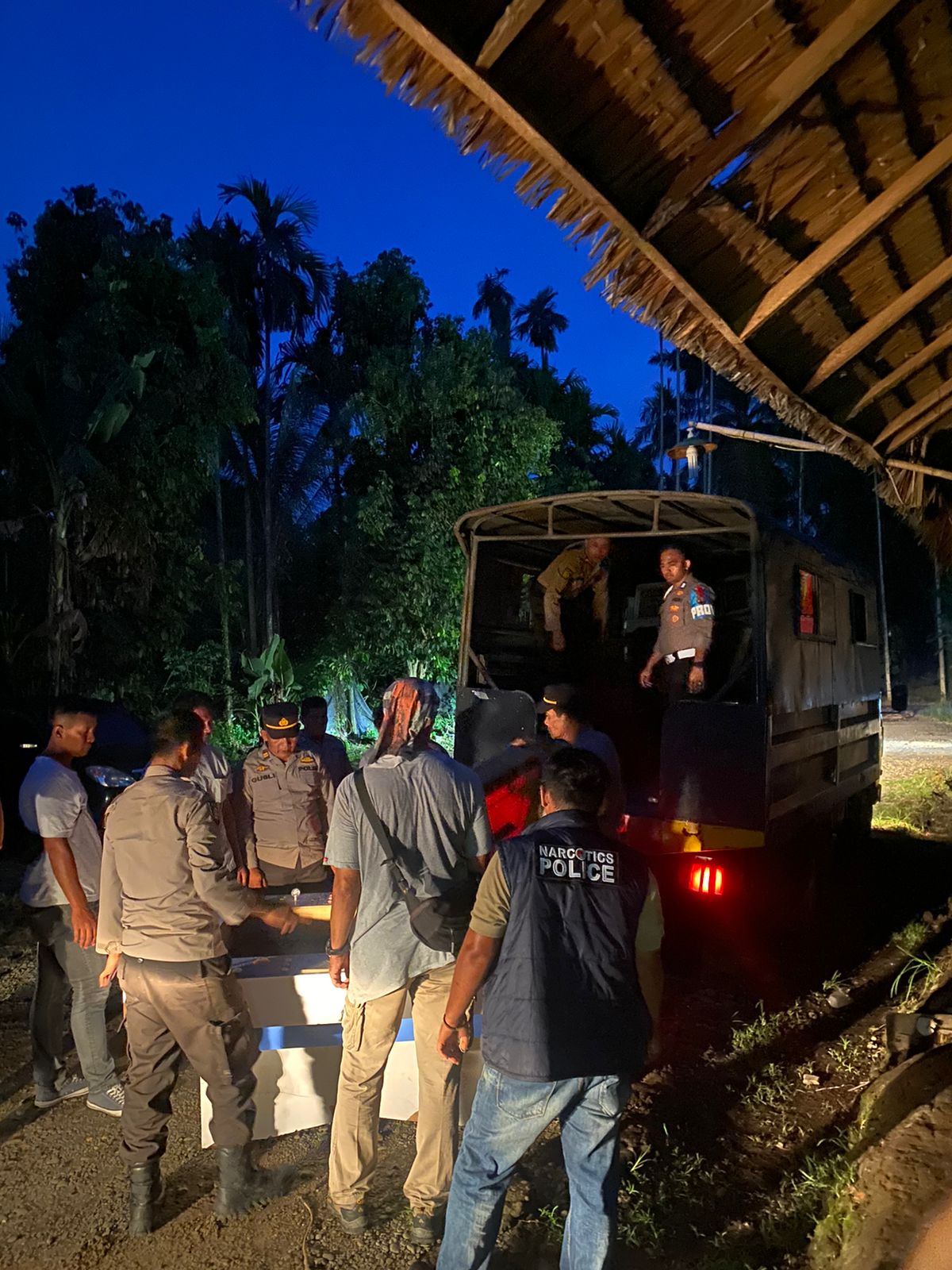 Tim Gabungan Ratakan Barak Narkoba serta Angkut Puluhan Mesin Judi