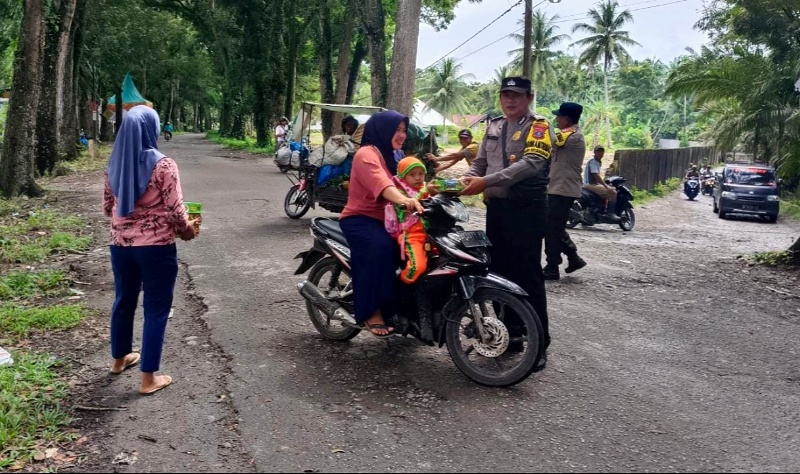 Polsek Secanggang Gelar Jumat Berkah dengan Bebagi Puluhan Nasi Kotak