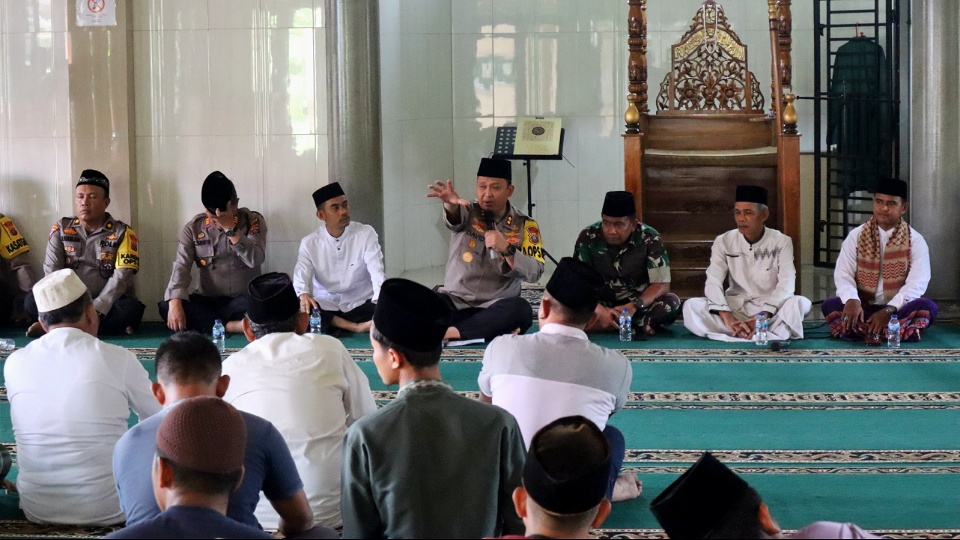 Kapolres Langkat Tampung Aspirasi dan Berikan Donasi dalam Jum’at Berkah