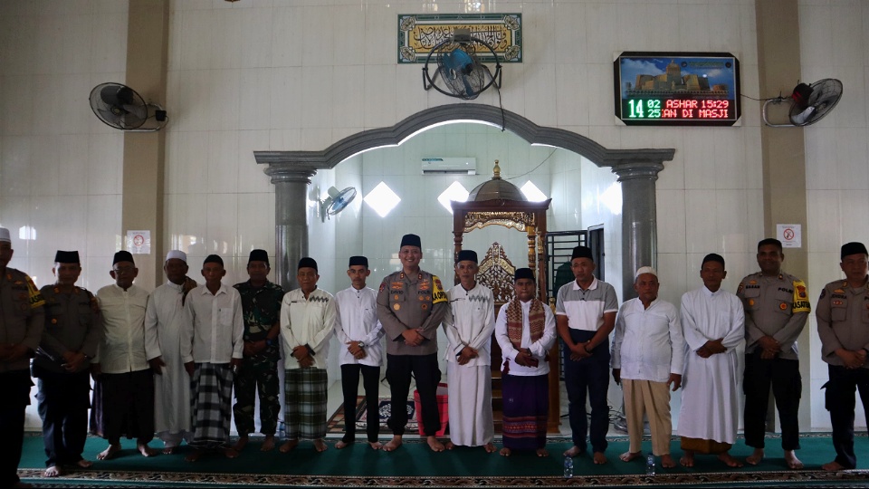 Jumat Berkah, Kapolres Langkat Tampung Aspirasi dan Berikan Donasi