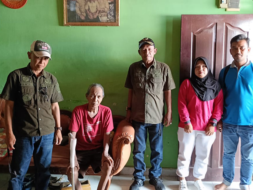 Jumat Barokah Pemerintah Desa Bakaran Batu  Berbagi Tongkat Kesehatan