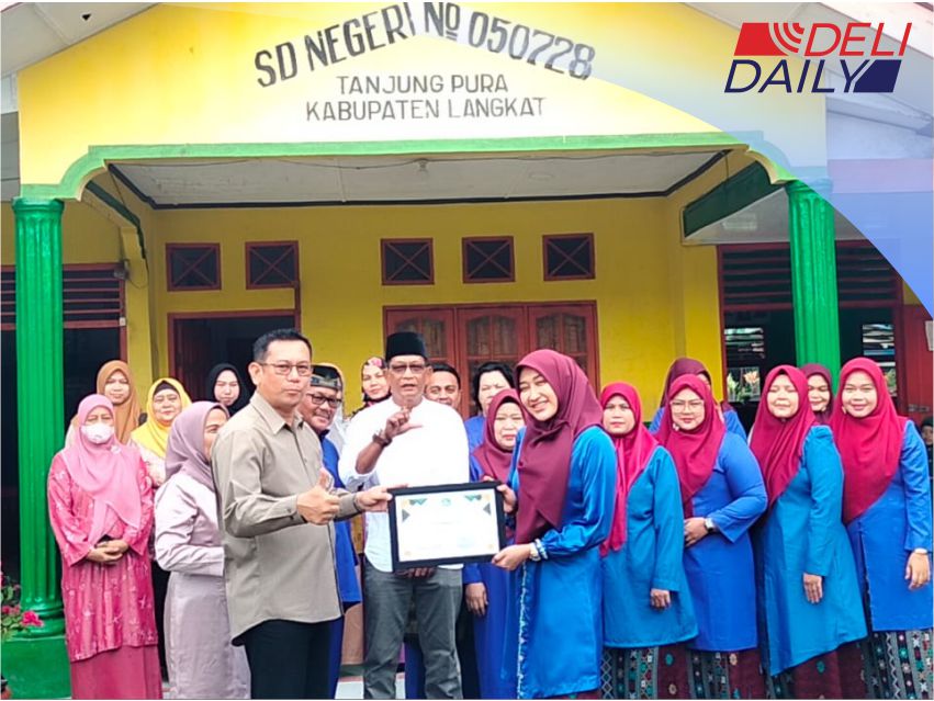 Ket foto: Bersama kepala sekolah, Plt Kepala Dinas Pendidikan Langkat, Robert Hendra Ginting AP, MSi, memberikan simbolis penghargaan kepada guru penggagas.