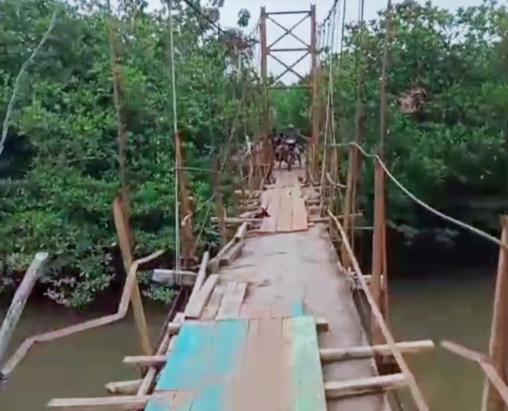 Pemerintahnya 𝙈𝙗𝙪𝙙𝙝𝙚𝙠, Warga Perbaiki Jembatan Rusak Secara Swadaya