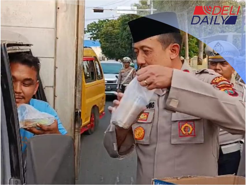 Kapolres Binjai Berbagi Takjil Kepada Pengguna Jalan