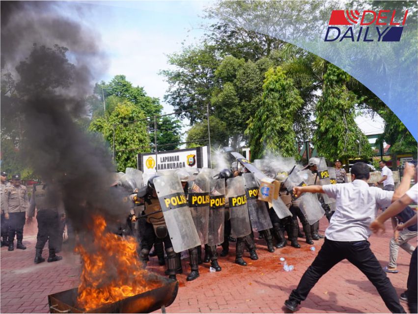 Polres Langkat Gelar Peragaan Dalmas Jelang May Day 2025