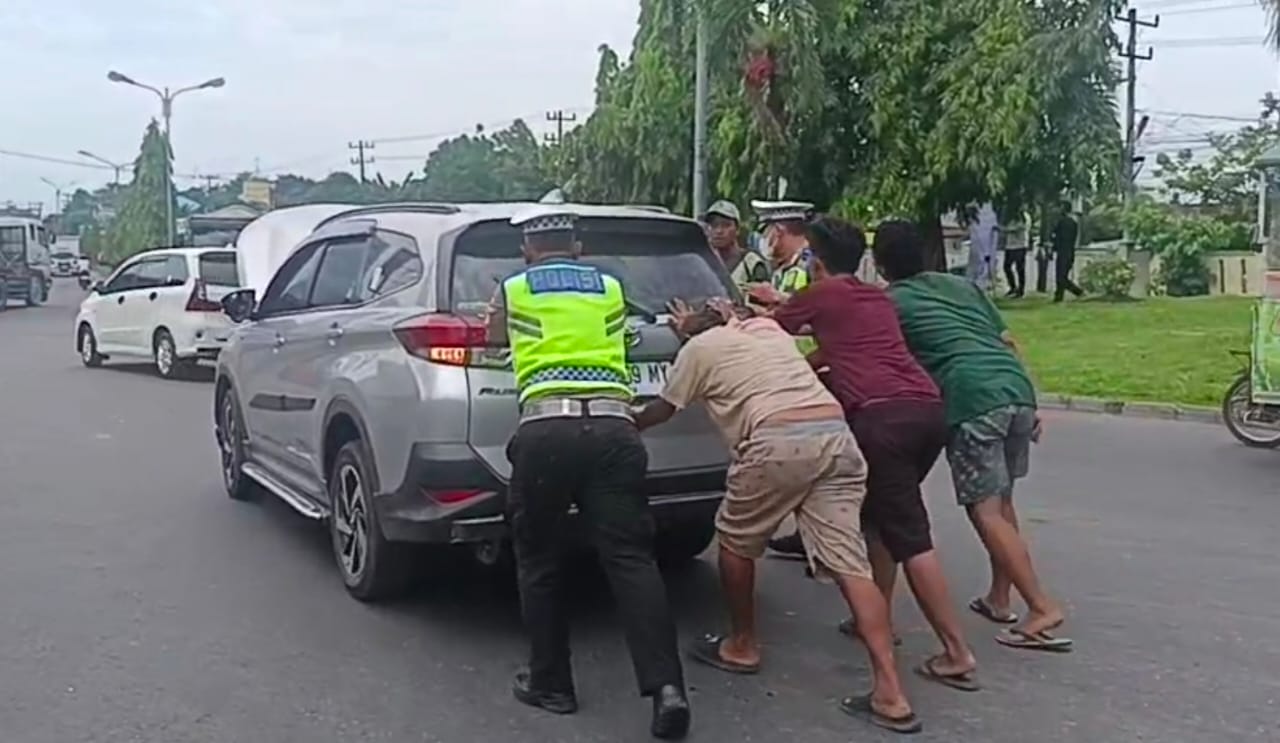 Salut, Polisi dan Warga Bantu Dorong Mobil Mogok Di Tengah Jalan