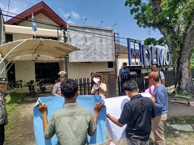 Demo Alamp Aksi di DPD Partai Demokrat Sumut Terkait Dewannya yang Cabul