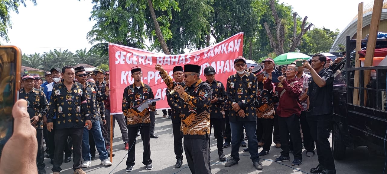 Demo tersebut untuk mendesak DPRD Deliserdang agar segera menggelar rapat paripurna membahas Kebijakan Umum Anggaran-Prioritas Plafon Anggaran Sementara (KUA PPAS)