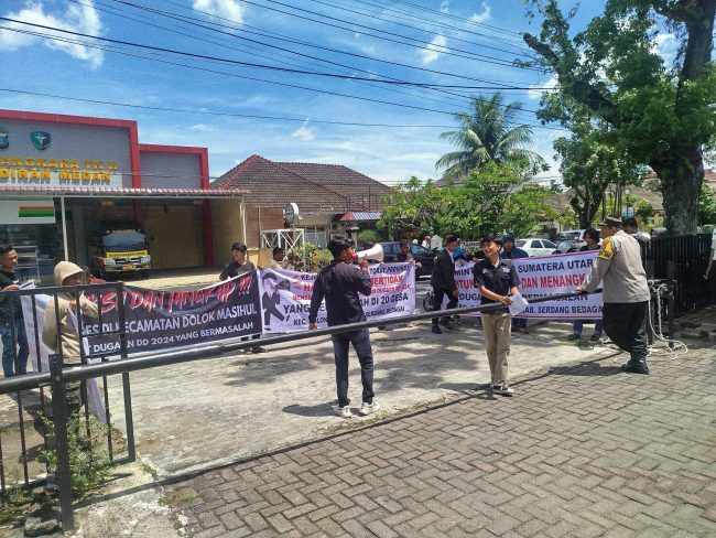 AMPD Sergei Demo di Inspektorat dan Kejatisu Terkait Dugaan Korupsi Dana Desa
