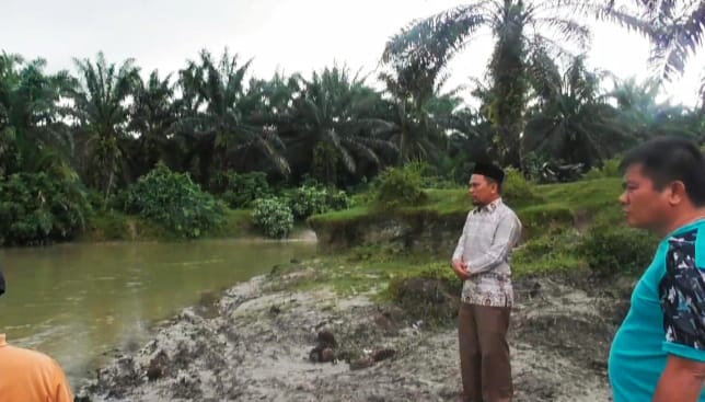  Komisi II DPRK Aceh Singkil melakukan pantauan di Sempadan Sungai PT Socfindo.