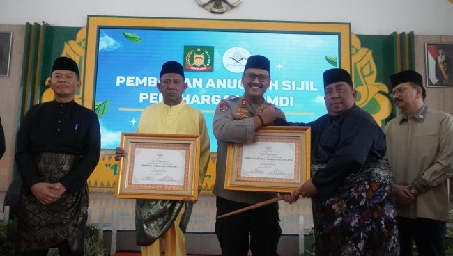 Kapolres Langkat Terima Penghargaan Tokoh Inspiratif dari Dunia Melayu Dunia Islam