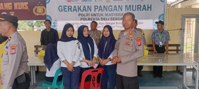 Warga Serbu Beras Murah Polsek Batang Kuis
