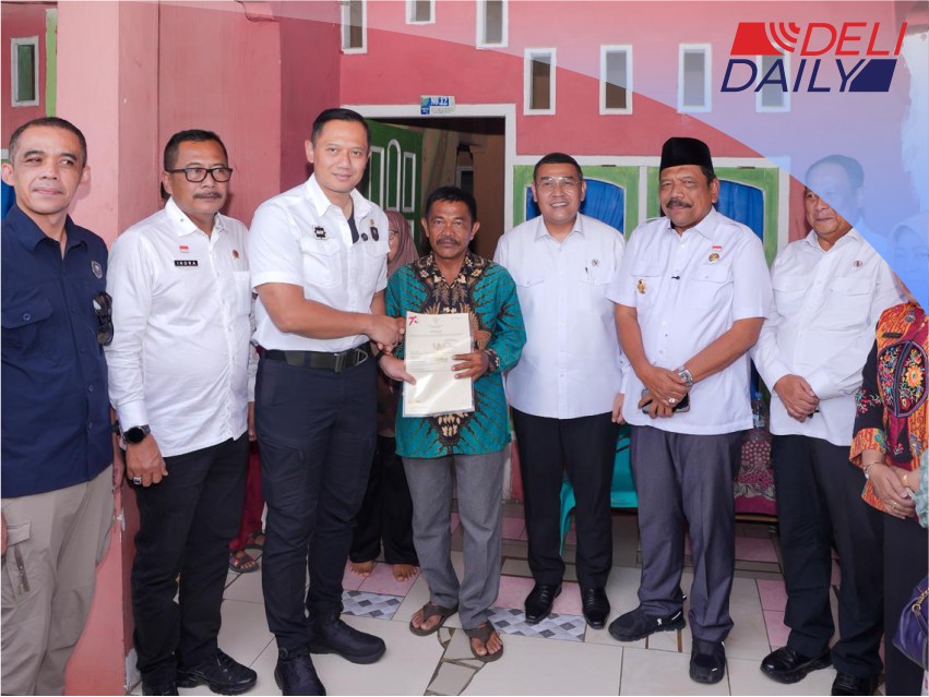 Serahkan Sertipikat Tanah untuk Rakyat di Bengkulu, Wamen Ossy Apresiasi Peran Pemerintah Daerah
