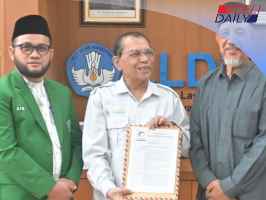 Kepala L2Dikti Sumut Prof. Drs. Syaiful Matondang, M.A., Ph.D., saat menerima penyerahan SK Pengangkatan Dedi Iskandar Batubara sebagai Plt. Rektor Univa Labuhanbatu. 