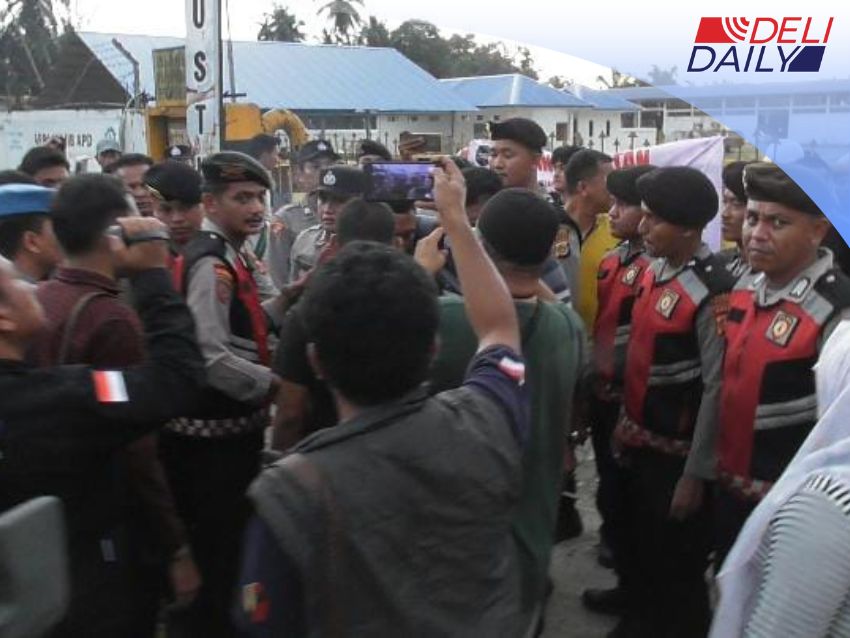 Suasana Memanas di Gerbang PT Socfindo, Massa Demo dan Pendukung Perusahaan Nyaris Bentrok

