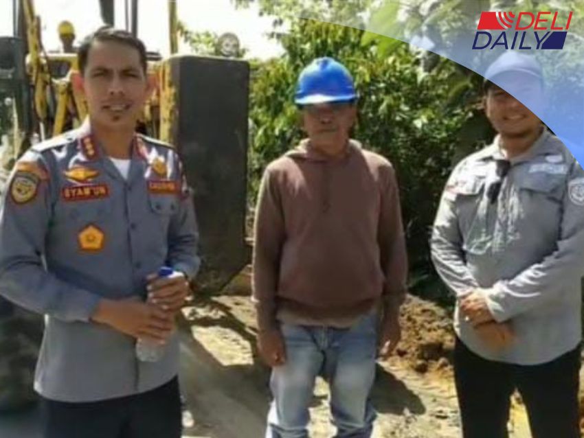 Dishub dan Nafasindo saat membersihkan bahu jalan