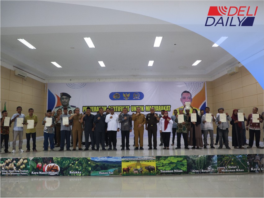 Penyerahan Sertipikat Program PTSL di Kabupaten Padang Lawas Utara