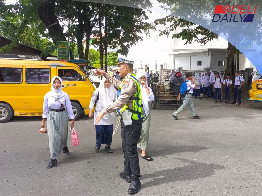Anggota Satlantas Polres Langkat Kawal Arus Lalin dan Antar Anak Sekolah