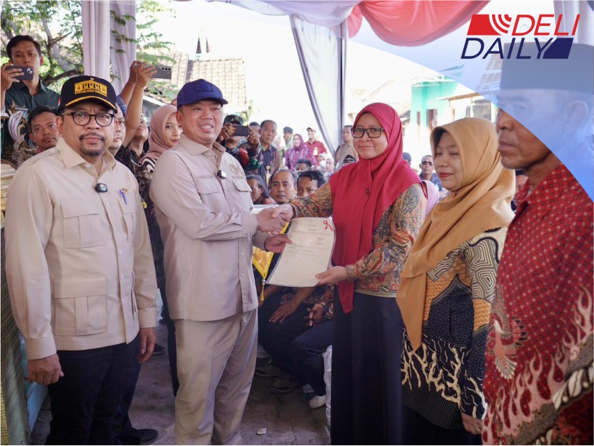 Menteri Nusron Serahkan 546 Sertipikat Hasil Konsolidasi Tanah di Jawa Tengah