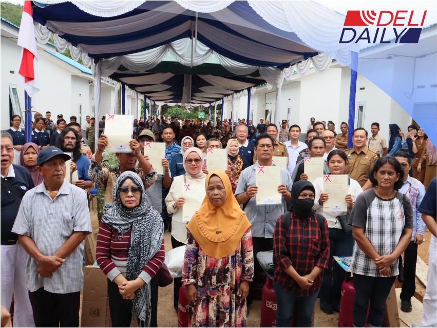 Korban Bencana di Sibolga Terima Sertipikat Hak Milik dan Kunci Hunian Tetap